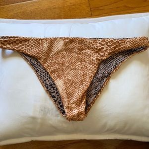 Acacia bottoms. Never worn. Size large but fits smaller.